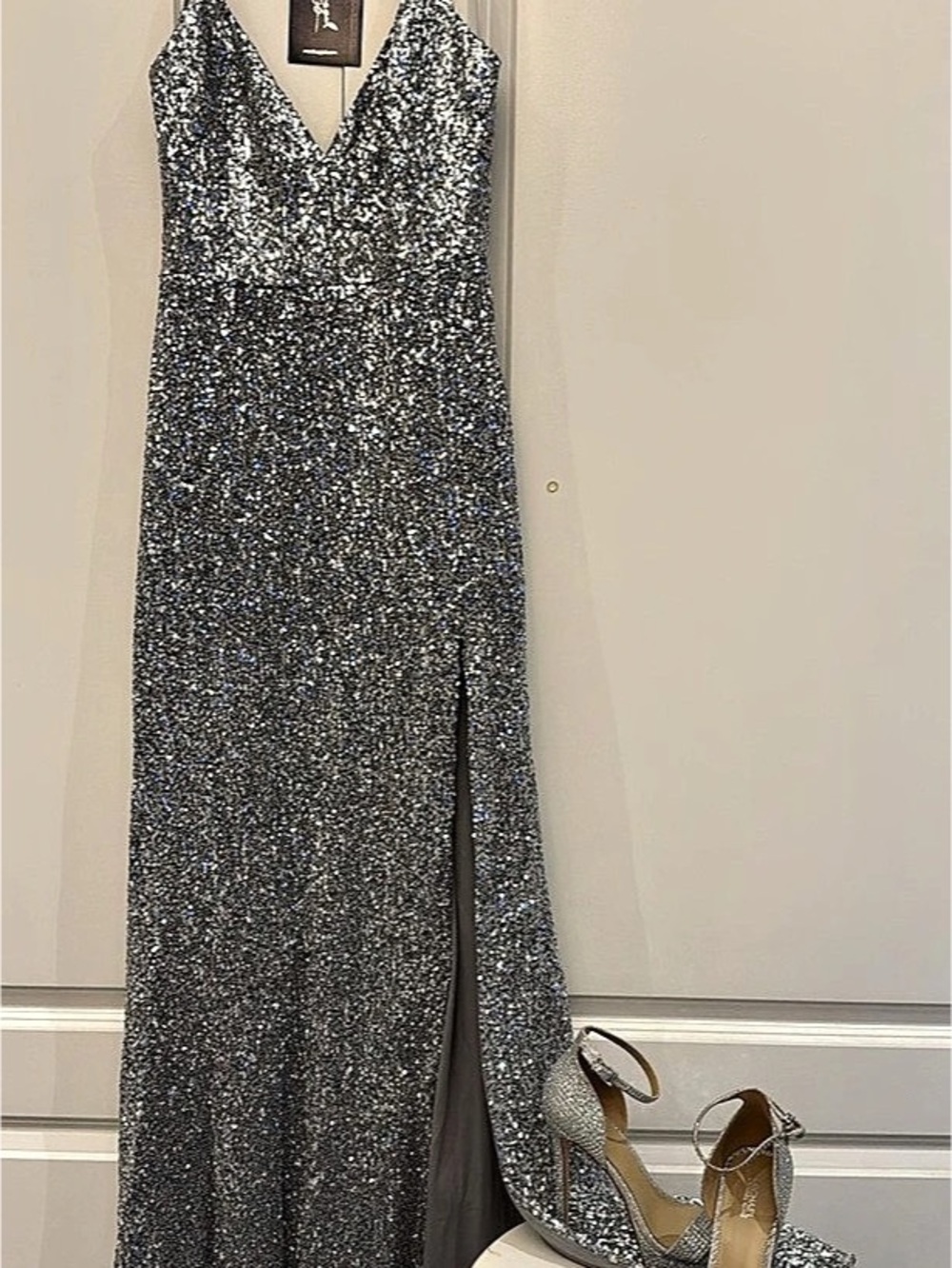 Mac Duggal Sequin V-Neck High-Slit Slip Gown Silver & Gray Size 4